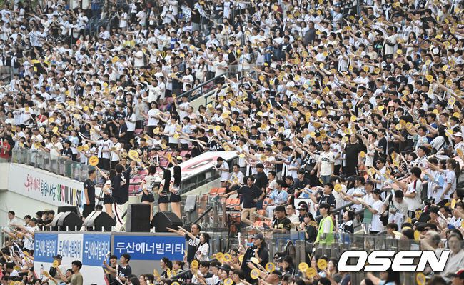 [OSEN=잠실, 조은정 기자]13일 오후 서울 잠실야구장에서2024 신한 SOL Bank KBO리그 두산 베어스와 삼성 라이온즈의 경기가 열렸다.이날 홈팀 두산은 시라카와를, 방문팀 삼성은 원태인을 선발 투수로 내세웠다.만원관중이 응원을 펼치고 있다. 2024.07.13 /cej@osen.co.kr