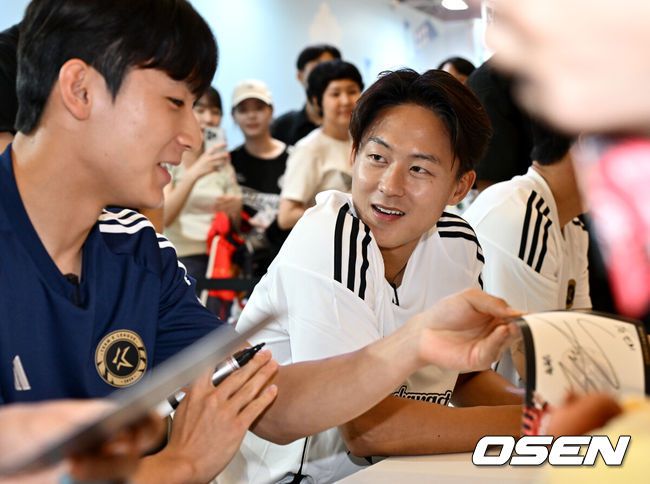 [OSEN=인천공항, 김성락 기자] 잉글리시 프리미어리그(EPL) 토트넘 홋스퍼가 한국에서 진행되는 프리시즌 투어를 위해 28일 오후 인천공항을 통해 입국했다.토트넘은 31일 팀 K리그와 서울월드컵경기장에서 쿠팡플레이 시리즈 1차전 경기를 펼친다. 이어 3일에는 바이에른 뮌헨(독일)과 2차전을 펼친다.토트넘 손흥민이 팬들에게 인사하고 있다. 2023.07.28 / ksl0919@osen.co.kr