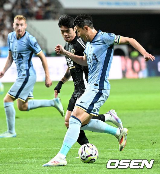 [OSEN=서울월드컵경기장, 이대선 기자] 31일 오후 서울월드컵경기장에서 쿠팡플레이 시리즈 토트넘 VS 팀 K리그 경기가 열렸다.토트넘은 지난 2022년 손흥민과 함께 방한해 팀 K리그, 세비야와 친선경기를 진행했다. 이번에는 팀 K리그에 이어 김민재가 뛰고 있는바이에른 뮌헨과 맞붙는다.전반 토트넘 홋스퍼 손흥민이 공격을 시도하고 있다. 2024.07.31 /sunday@osen.co.kr