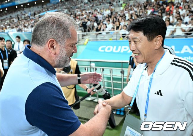[OSEN=서울월드컵경기장, 이대선 기자] 31일 오후 서울월드컵경기장에서 쿠팡플레이 시리즈 토트넘 VS 팀 K리그 경기가 열렸다.토트넘은 지난 2022년 손흥민과 함께 방한해 팀 K리그, 세비야와 친선경기를 진행했다. 이번에는 팀 K리그에 이어 김민재가 뛰고 있는바이에른 뮌헨과 맞붙는다.경기에 앞서 토트넘 홋스퍼 포스테코글루 감독이 팀 K리그 박태하 감독과 인사를 하고 있다. 2024.07.31 /sunday@osen.co.kr