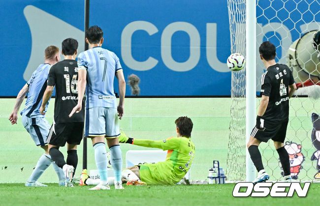 [OSEN=서울월드컵경기장, 박준형 기자] 31일 오후 서울월드컵경기장에서 쿠팡플레이 시리즈 토트넘 VS 팀 K리그 경기가 열렸다.토트넘은 지난 2022년 손흥민과 함께 방한해 팀 K리그, 세비야와 친선경기를 진행했다. 이번에는 팀 K리그에 이어 김민재가 뛰고 있는바이에른 뮌헨과 맞붙는다.전반 토트넘 클루셉스키가 선취골을 넣고 있다.    2024.07.31 / soul1014@osen.co.kr