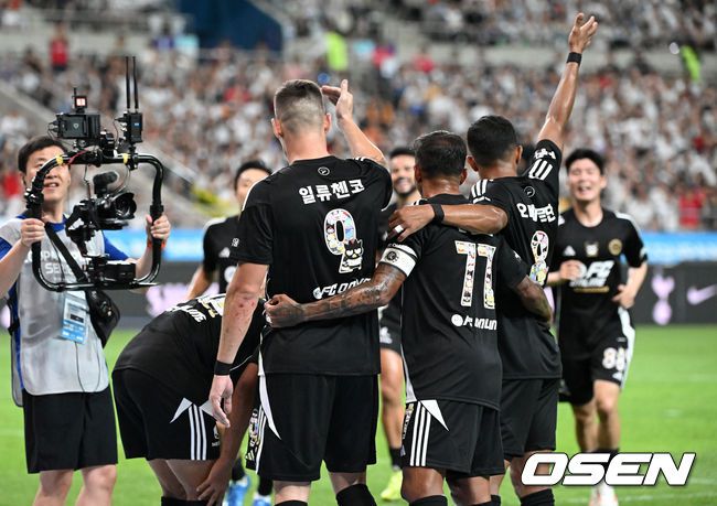 [OSEN=서울월드컵경기장, 이대선 기자] 31일 오후 서울월드컵경기장에서 쿠팡플레이 시리즈 토트넘 VS 팀 K리그 경기가 열렸다.토트넘은 지난 2022년 손흥민과 함께 방한해 팀 K리그, 세비야와 친선경기를 진행했다. 이번에는 팀 K리그에 이어 김민재가 뛰고 있는바이에른 뮌헨과 맞붙는다.후반 팀 K리그 일류첸코가 골을 성공시키고 동료들과 환호하고 있다. 2024.07.31 /sunday@osen.co.kr