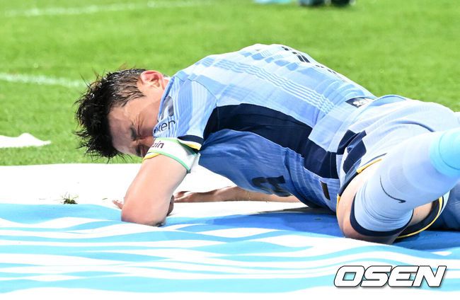 [OSEN=서울월드컵경기장, 이대선 기자] 토트넘 홋스퍼가 팀 K리그를 상대로 4-3 승리를 거뒀다.토트넘 홋스퍼는 31일 오후 8시 서울월드컵경기장에서 팀 K리그를 상대로2024 쿠팡플레이 시리즈 1차전 맞대결을 펼쳐 팽팽한 접전끝에 4-3으로 승리했다.이로써 토트넘은 지난 27일 일본 도쿄에서 치른 비셀 고베전(3-2 승리)에 이어 이번 경기까지 승리, 프리시즌 연승을 달렸다.전반 토트넘 홋스퍼 손흥민이 심판 판정에 아쉬워하고 있다. 2024.07.31 /sunday@osen.co.kr