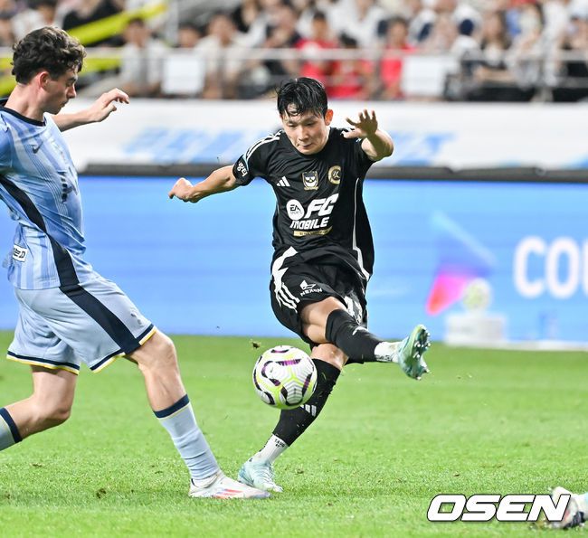 [OSEN=서울월드컵경기장, 박준형 기자] 31일 오후 서울월드컵경기장에서 쿠팡플레이 시리즈 토트넘 VS 팀 K리그 경기가 열렸다.토트넘은 지난 2022년 손흥민과 함께 방한해 팀 K리그, 세비야와 친선경기를 진행했다. 이번에는 팀 K리그에 이어 김민재가 뛰고 있는바이에른 뮌헨과 맞붙는다.전반 양민혁이 아치 그레이에게 막히고 있다. 2024.07.31 / soul1014@osen.co.kr