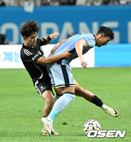 [OSEN=서울월드컵경기장, 이대선 기자] 토트넘 홋스퍼가 팀 K리그를 상대로 4-3 승리를 거뒀다.토트넘 홋스퍼는 31일 오후 8시 서울월드컵경기장에서 팀 K리그를 상대로2024 쿠팡플레이 시리즈 1차전 맞대결을 펼쳐 팽팽한 접전끝에 4-3으로 승리했다.이로써 토트넘은 지난 27일 일본 도쿄에서 치른 비셀 고베전(3-2 승리)에 이어 이번 경기까지 승리, 프리시즌 연승을 달렸다.전반 팀 K리그 윤도영이 토트넘 홋스퍼 손흥민을 수비 하고 있다. 2024.07.31 /sunday@osen.co.kr
