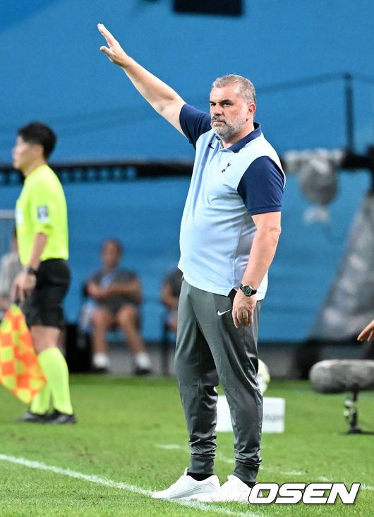 [OSEN=서울월드컵경기장, 이대선 기자] 토트넘 홋스퍼가 팀 K리그를 상대로 4-3 승리를 거뒀다.토트넘 홋스퍼는 31일 오후 8시 서울월드컵경기장에서 팀 K리그를 상대로2024 쿠팡플레이 시리즈 1차전 맞대결을 펼쳐 팽팽한 접전끝에 4-3으로 승리했다.이로써 토트넘은 지난 27일 일본 도쿄에서 치른 비셀 고베전(3-2 승리)에 이어 이번 경기까지 승리, 프리시즌 연승을 달렸다.후반 토트넘 홋스퍼 포스테코글루 감독이 작전을 지시하고 있다. 2024.07.31 /sunday@osen.co.kr