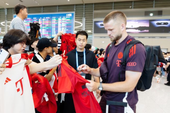 [OSEN=도하(카타르), 지형준 기자] 대한민국 축구대표팀이 21일(현지시간) 카타르 도하 알 에글라 트레이닝 센터에서 훈련을 가졌다.김민재, 손흥민이 조깅을 하고 있다. 2024.01.21 / jpnews.osen.co.kr