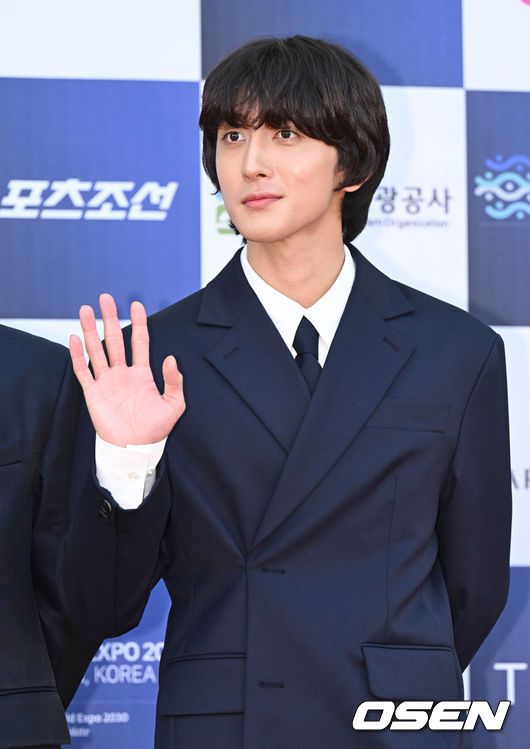 [OSEN=인천, 조은정 기자]19일 인천 영종도 파라다이스시티에서 제2회 청룡시리즈어워즈 레드카펫 및 포토월 행사가 열렸다.잔나비 최정훈이 레드카펫을 밞으면 포즈를 취하고 있다. 2023.07.19 /cej@osen.co.kr