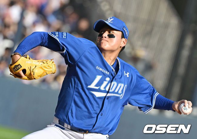 [OSEN=잠실, 조은정 기자]14일 오후 서울 잠실야구장에서2024 신한 SOL Bank KBO리그 두산 베어스와 삼성 라이온즈의 경기가 열렸다.이날 홈팀 두산은 발라조빅을, 방문팀 삼성은 이승현을 선발 투수로 내세웠다.1회말 삼성 선발 이승현이 힘차게 공을 던지고 있다. 2024.07.14 /cej@osen.co.kr