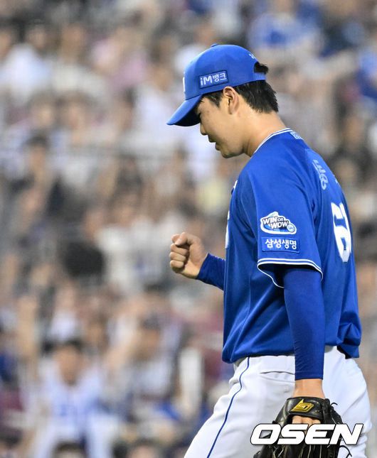 [OSEN=잠실, 조은정 기자]13일 오후 서울 잠실야구장에서2024 신한 SOL Bank KBO리그 두산 베어스와 삼성 라이온즈의 경기가 열렸다.이날 홈팀 두산은 시라카와를, 방문팀 삼성은 원태인을 선발 투수로 내세웠다.4회말 2사 1,2루 삼성 황동재가 두산 양의지에게 땅볼을 이끌어내며 이닝을 막은 뒤 기뻐하고 있다. 2024.07.13 /cej@osen.co.kr