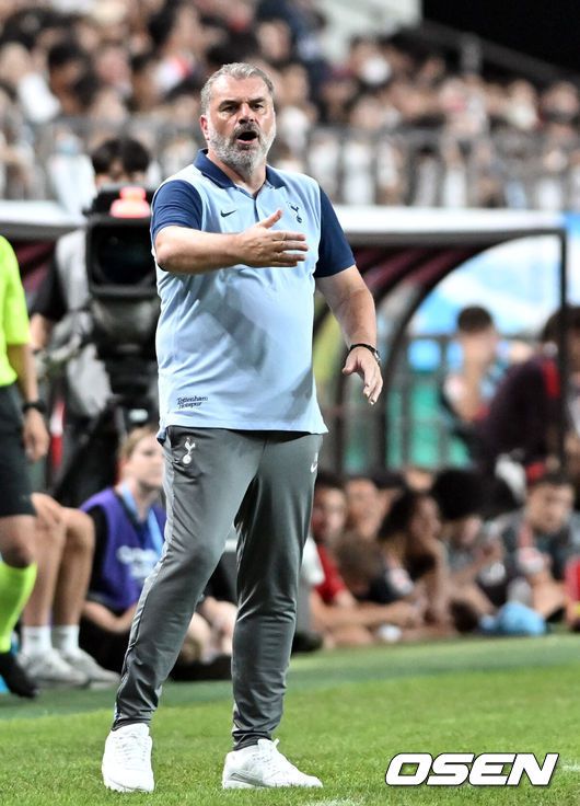 [OSEN=서울월드컵경기장, 조은정 기자]3일 오후 서울월드컵경기장에서 쿠팡플레이 시리즈 토트넘 훗스퍼와 바이에른 뮌헨의 경기가 열렸다.손흥민과 김민재가 나란히 선발로 나서면서 팬들이 고대하던'국가대표 공수 맞대결'이 성사됐다.대한민국 국가대표팀에서 오랫동안 호흡을 맞춰온 둘은 처음으로 서로를 적으로 상대하게 됐다.토트넘 포스테코글루 감독이 작전을 지시하고 있다. 2024.08.03 /cej@osen.co.kr