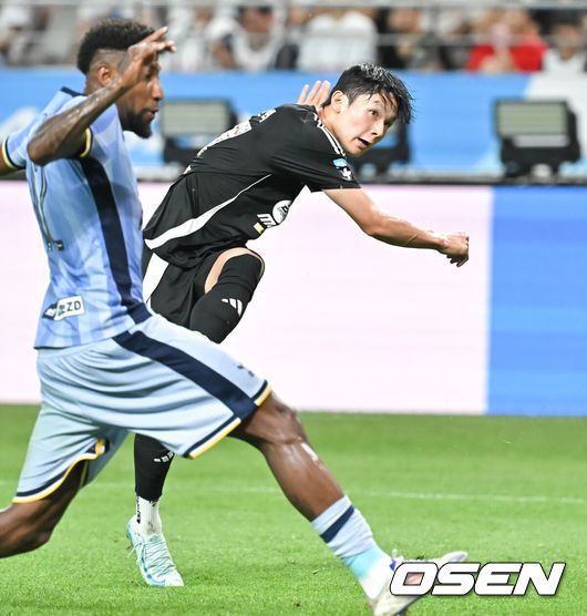 [OSEN=서울월드컵경기장, 박준형 기자] 토트넘 홋스퍼가 팀 K리그를 상대로 4-3 승리를 거뒀다.토트넘 홋스퍼는 31일 오후 8시 서울월드컵경기장에서 팀 K리그를 상대로2024 쿠팡플레이 시리즈 1차전 맞대결을 펼쳐 팽팽한 접전끝에 4-3으로 승리했다. 이로써 토트넘은 지난 27일 일본 도쿄에서 치른 비셀 고베전(3-2 승리)에 이어 이번 경기까지 승리, 프리시즌 연승을 달렸다.전반 양민혁이 슈팅을 시도하고 있다. 2024.07.31 / soul1014@osen.co.kr