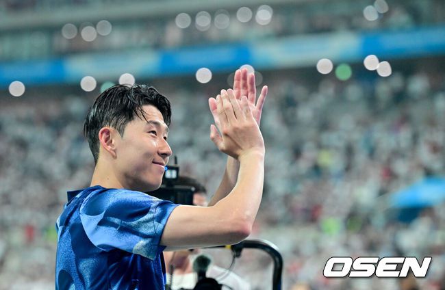 [OSEN=서울월드컵경기장, 조은정 기자] 김민재(28, 바이에른 뮌헨)가손흥민(32, 토트넘)에게 향하는 공을 깔끔하게 막아내는 장면은 쿠팡플레이 시리즈 2경기 하이라이트였다.뮌헨은 3일 오후 8시 서울월드컵경기장에서 열린 토트넘과 2024 쿠팡플레이 시리즈 2경기에서 2-1로 이겼다.1900년 창단이후 첫 방한으로 치른 경기에서 뮌헨은 승전고를 울렸다. 김민재가 손흥민을 상대로 판정승을 거뒀다.경기 종료 후 토트넘 손흥민이 팬들에게 인사를 하고 있다. 2024.08.03 /cej@osen.co.kr