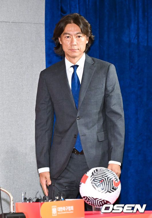 [OSEN=박준형 기자]  축구대표팀 홍명보 감독이 29일 서울 신문로 축구회관에서 취임 기자회견을 열었다.대한축구협회는 지난 2월 아시안컵 부진으로 클린스만 감독을 경질한 이후 2026 북중미 월드컵을 지휘할 새 사령탑을 물색하다 논란 끝에 홍명보 감독을 선임했다. 이날 홍명보 감독은 선임에 관한 소회를 밝힌 뒤 향후 대표팀 운영 방안을 발표했다.홍명보 감독이 기자회견장으로 들어서고 있다.   2024.07.29 / soul1014@osen.co.kr