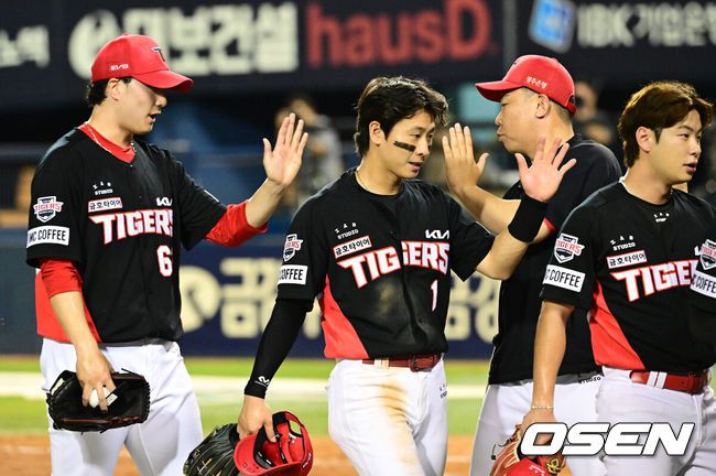 [OSEN=잠실, 지형준 기자] 프로야구KIA가LG 상대로 스윕에 성공하며 4연승을 이어갔다.KIA는18일 서울 잠실구장에서 열린 2024 KBO리그 LG와 경기에서 4-0으로 승리했다. KIA는 LG와 주말 3연전을 싹쓸이 승리했다.KIA 선발투수 네일은 6이닝 3피안타 1볼넷 3탈삼진 무실점으로 승리 투수가 됐다. 시즌 11승째로 다승 공동 1위가 됐다.경기를 마치고 KIA 이범호 감독이 선수들과 승리를 기뻐하고 있다. 2024.08.18 / jpnews@osen.co.kr