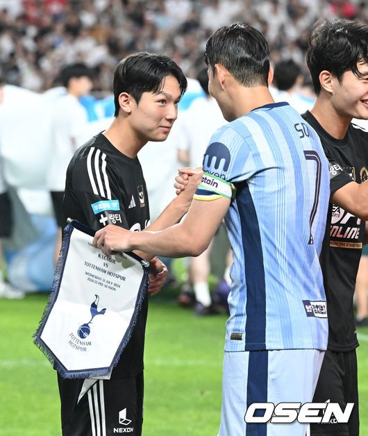 [OSEN=서울월드컵경기장, 이대선 기자] 31일 오후 서울월드컵경기장에서 쿠팡플레이 시리즈 토트넘 VS 팀 K리그 경기가 열렸다.토트넘은 지난 2022년 손흥민과 함께 방한해 팀 K리그, 세비야와 친선경기를 진행했다. 이번에는 팀 K리그에 이어 김민재가 뛰고 있는바이에른 뮌헨과 맞붙는다.경기에 앞서 팀 K리그 양민혁이 토트넘 홋스퍼 손흥민과 인사를 하고 있다. 2024.07.31 /sunday@osen.co.kr
