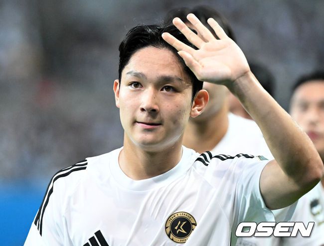 [OSEN=서울월드컵경기장, 이대선 기자] 31일 오후 서울월드컵경기장에서 쿠팡플레이 시리즈 토트넘 VS 팀 K리그 경기가 열렸다.토트넘은 지난 2022년 손흥민과 함께 방한해 팀 K리그, 세비야와 친선경기를 진행했다. 이번에는 팀 K리그에 이어 김민재가 뛰고 있는바이에른 뮌헨과 맞붙는다.경기에 앞서 훈련 중인 양민혁이 관중석을 향해 인사를 하고 있다. 2024.07.31 /sunday@osen.co.kr