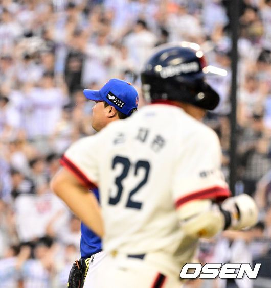 [OSEN=지형준 기자] 25일 오후 서울 잠실야구장에서 2024 신한 SOL뱅크 KBO리그 두산 베어스와 한화 이글스의 경기가 열렸다.이날 두산은 새로운 1선발 조던 발라조빅, 한화는 시리즈 스윕을 위해 에이스 류현진을 내세웠다.4회말 2사에서 한화 류현진이 두산 감재환에 동졈 솔로포를 허용하며 아쉬워하고  있다. 2024.08.25 / jpnews@osen.co.kr