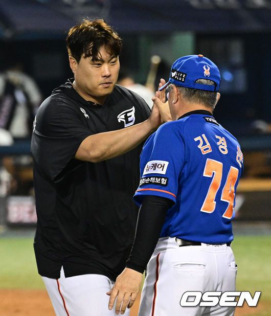 [OSEN=지형준 기자] 한화가 에이스 류현진의 명품 투구를 앞세워 19년 만에 두산 3연전을 독식했다.프로야구 한화 이글스는 25일 서울 잠실구장에서 열린 2024 신한 SOL뱅크 KBO리그 두산 베어스와의 시즌 15차전에서 3-1로 승리했다.한화는 주말 3연전을 싹쓸이하며 시즌 56승 2무 60패를 기록했다. 반면 3연패 수렁에 빠진 두산은 62승 2무 60패가 됐다.경기를 마치고 한화 김경문 감독이 류현진과 승리를 기뻐하고  있다. 2024.08.25 / jpnews@osen.co.kr