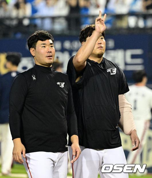 [OSEN=지형준 기자] 한화가 에이스 류현진의 명품 투구를 앞세워 19년 만에 두산 3연전을 독식했다.프로야구 한화 이글스는 25일 서울 잠실구장에서 열린 2024 신한 SOL뱅크 KBO리그 두산 베어스와의 시즌 15차전에서 3-1로 승리했다.한화는 주말 3연전을 싹쓸이하며 시즌 56승 2무 60패를 기록했다. 반면 3연패 수렁에 빠진 두산은 62승 2무 60패가 됐다.경기를 마치고 한화 이재원, 류현진이 승리를 기뻐하고  있다. 2024.08.25 /