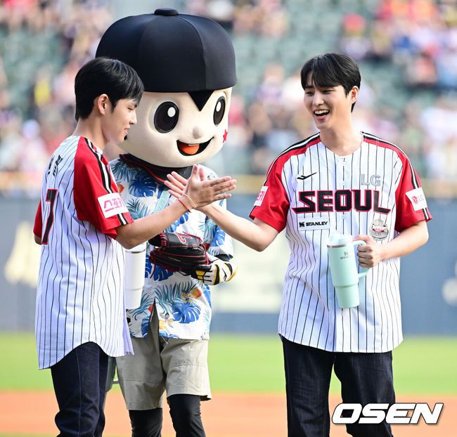 [OSEN=잠실, 지형준 기자] 18일 오후 서울잠실야구장에서2024 신한 SOL Bank KBO리그 LG 트윈스와 KIA 타이거즈의 경기가 열렸다.이날 LG는 엔스, KIA는 네일을 선발로 내세웠다.데이식스 원필, 영케이가 시타, 시구를 마치며 즐거워하고 있다. 2024.08.18 / jpnews@osen.co.kr