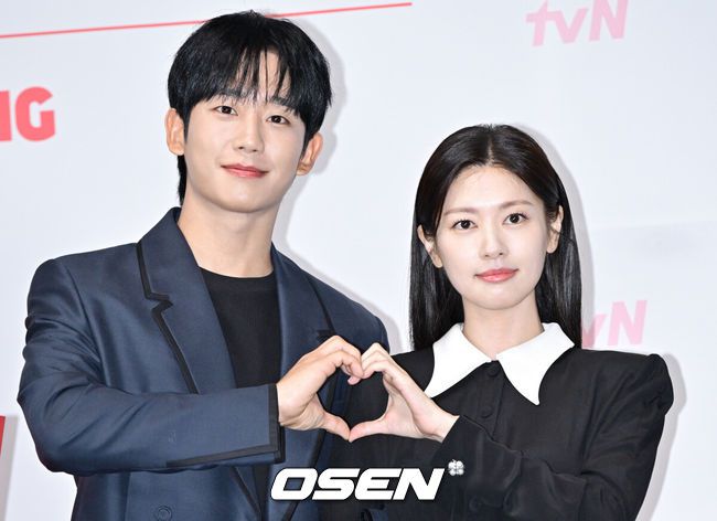 [OSEN=최규한 기자] 20일 오전 서울 용산 CGV에서 영화 ‘베테랑2’ (감독 류승완) 제작보고회가 열렸다.영화 '베테랑2'는 나쁜 놈은 끝까지 잡는 베테랑 서도철 형사(황정민)의 강력범죄수사대에 막내 형사 박선우(정해인)가 합류하면서 세상을 떠들썩하게 한 연쇄살인범을 쫓는 액션범죄수사극이다.배우 황정민(오른쪽)과 정해인이 포토타임을 하고 있다. 2024.08.20 / dreamer@osen.co.kr