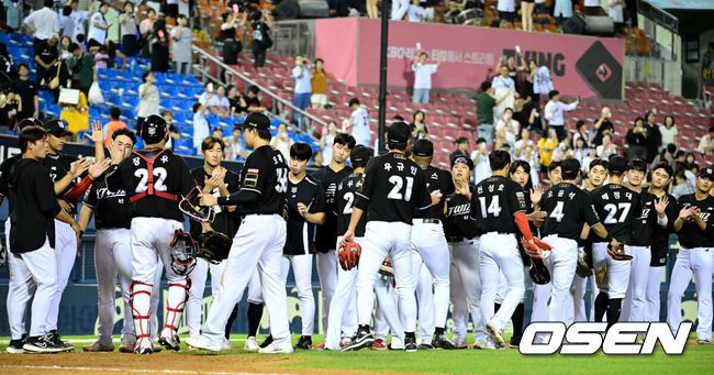 KT 선수들이 승리 후 하이파이브를 하고 있다. /OSEN DB