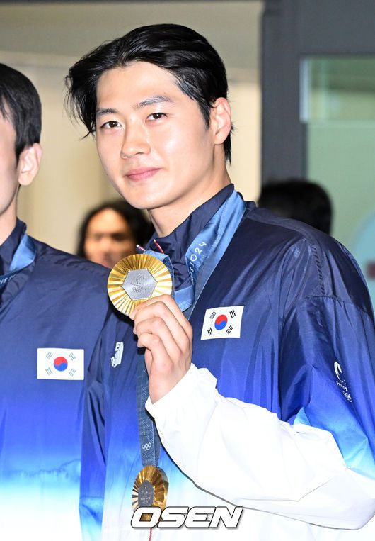 [OSEN=인천공항, 최규한 기자] ‘2022 카타르 월드컵’에서 12년 만에 16강 진출 쾌거를 달성한 대한민국 축구대표팀이 7일 오후 인천공항읕 통해 귀국했다.대한민국 조규성이 귀국해 취재진과 인터뷰를 갖고 있다. 2022.12.07 / dreamer@osen.co.kr