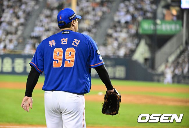 [OSEN=지형준 기자] 한화가 에이스 류현진의 명품 투구를 앞세워 19년 만에 두산 3연전을 독식했다.프로야구 한화 이글스는 25일 서울 잠실구장에서 열린 2024 신한 SOL뱅크 KBO리그 두산 베어스와의 시즌 15차전에서 3-1로 승리했다.한화는 주말 3연전을 싹쓸이하며 시즌 56승 2무 60패를 기록했다. 반면 3연패 수렁에 빠진 두산은 62승 2무 60패가 됐다.7회 한화 류현진이 마운드에 오르고 있다. 2024.08.25 / jpnews@osen.co.kr