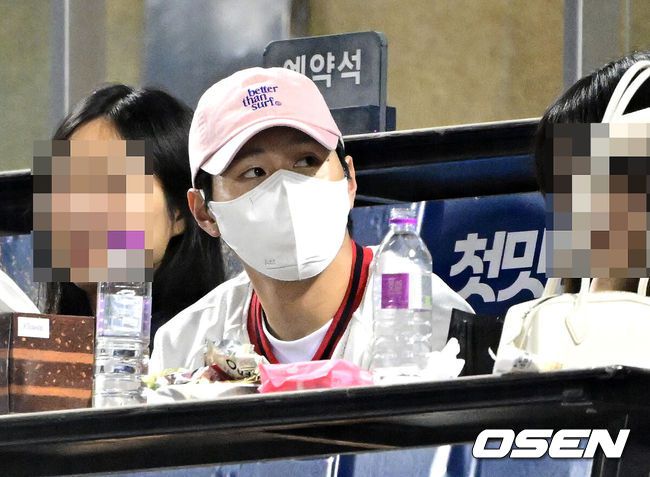 [OSEN=이대선 기자] 29일 오후 서울 광화문 포시즌스 호텔에서 ’2021 VENTA X VR/XR CONCERT’가 열렸다.콘서트에 앞서 걸그룹 에이프릴 이나은이 포즈를 취하고 있다. /sunday@osen.co.kr