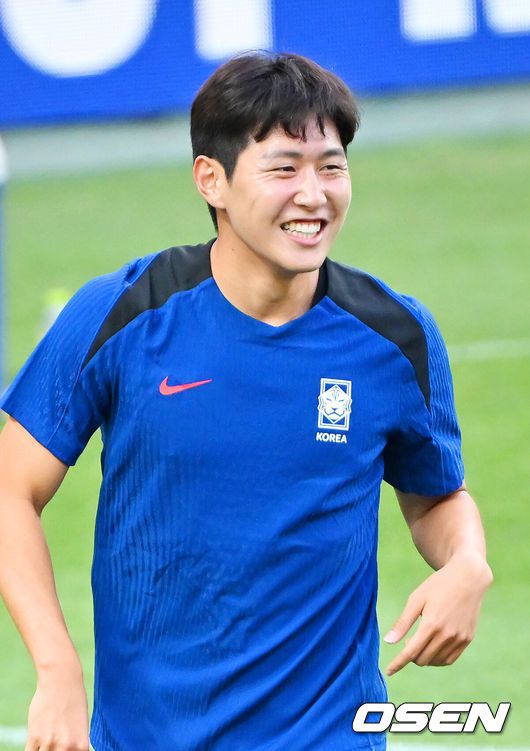[OSEN=서울월드컵경기장, 민경훈 기자] 홍명보 감독이 이끄는 한국 축구대표팀이 4일 오후 서울월드컵경기장에서 2026 국제축구연맹(FIFA) 북중미 월드컵 3차 예선을 앞두고 훈련을 가졌다.한국은 9월 5일 오후 8시 서울월드컵경기장에서 팔레스타인과 1차전을 치른다. 이후 10일 오후 11시 오만 무스카트의 술탄 카부스 스포츠 콤플렉스에서 오만과 2차전 원정 경기를 펼친다.대표팀 이강인이 그라운드 위에서 훈련을 하며 미소짓고 있다. 2024.09.04 / rumi@osen.co.kr