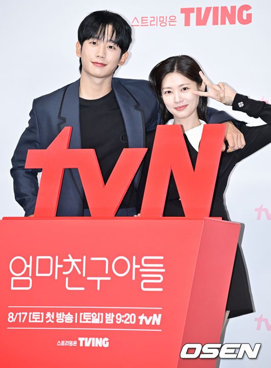 [OSEN=조은정 기자]tvN 새 토일드라마 '엄마친구아들' 제작발표회가 14일 오전 서울 구로구 신도림 라마다호텔에서 열렸다.‘엄마친구아들’은 오류 난 인생을 재부팅하려는 여자와 그의 살아있는 흑역사인 '엄마친구아들'이 벌이는 파란만장 동네 한 바퀴 로맨스다. 서로의 흑역사 기록기인 소꿉남녀 최승효(정해인 분)와 배석류(정소민 분)가 인생의 교차로에서 재회하며 다시 펼쳐지는 이야기를 그린다.배우 정해인, 정소민이 포즈를 취하고 있다. 2024.08.14/cej@osen.co.kr