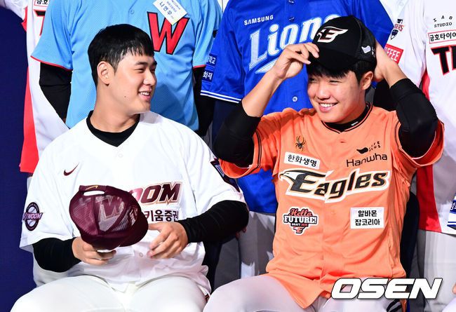 [OSEN=지형준 기자] 11일 오후서울 잠실 롯데호텔 월드에서 2025 KBO 신인 드래프트가 열렸다.2025 KBO신인 드래프트는 전면 드래프트 방식으로 진행된다. 지명은 1라운드부터 11라운드까지 이뤄지며, 2023년도 구단 순위의 역순인 키움-한화-삼성-롯데-KIA-두산-NC-SSG-KT-LG 순서로 실시된다.전체 1순위로 지명된 키움 정현우(덕수고), 2순위 한화 정우주(전주고)가 이야기를 나누고 있다. 2024.09.11 / jpnews@osen.co.kr
