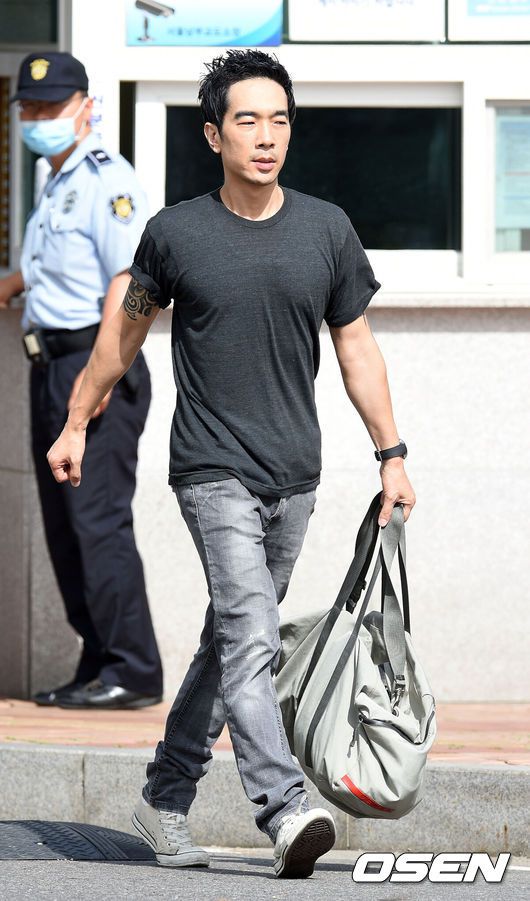 [OSEN=이대선 기자] 가수 고영욱이 10일 오전 서울남부교도소에서 출소했다.가수 고영욱이 출구로 나가고 있다.고영욱은 지난 2013년 '미성년자 성폭행 및 성추행 혐의'로 기소됐다. 이와 관련해 대법원은 징역 2년 6개월, 신상정보 공개·고지 5년, 위치추적 전자장치(전자발찌) 부착 3년 등 피고인 고영욱에 대한 항소심에 대한 상고를 기각하고 원심을 확정했다.고영욱은 재판 기간 중 남부구치소에서 11개월여가량을 보낸 후 이후 안양교도소에서 복역을 해왔고, 이후 서울남부교도소로 이송, 수용됐다. 모든 형량을 채우고 10일 예정대로 출소한 뒤에는 신상정보 공개·고지 5년, 위치추적 전자장치(전자발찌) 부착 3년이 추가 시행된다.한편 고영욱은 지난 2010년 7월부터 2012년 12월까지 자신의 오피스텔과 승용차 등에서 미성년자 3인을 총 4차례에 걸쳐 성폭행 및 강제 추행한 혐의로 구속기소 됐다./sunday@osen.co.kr