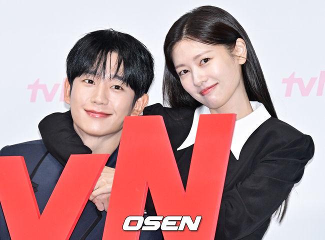 [OSEN=조은정 기자]tvN 새 토일드라마 '엄마친구아들' 제작발표회가 14일 오전 서울 구로구 신도림 라마다호텔에서 열렸다.‘엄마친구아들’은 오류 난 인생을 재부팅하려는 여자와 그의 살아있는 흑역사인 '엄마친구아들'이 벌이는 파란만장 동네 한 바퀴 로맨스다. 서로의 흑역사 기록기인 소꿉남녀 최승효(정해인 분)와 배석류(정소민 분)가 인생의 교차로에서 재회하며 다시 펼쳐지는 이야기를 그린다.배우 정해인, 정소민이 포즈를 취하고 있다. 2024.08.14/cej@osen.co.kr