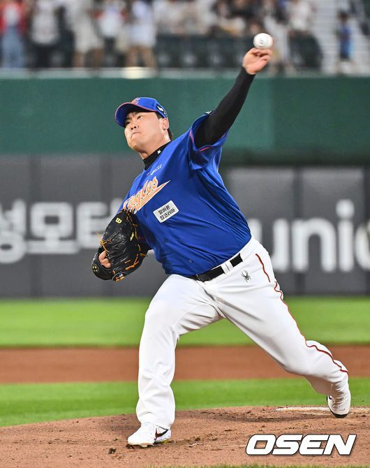 [OSEN=부산, 이석우 기자] 13일 부산 사직야구장에서 2024 신한 SOL 뱅크 KBO 리그 롯데 자이언츠와 한화 이글스의 경기가 열렸다. 홈팀 롯데는 박세웅이 선발 출전하고 한화는 류현진이 선발 출전했다.한화 이글스 류현진이 2회말 무사 2루 롯데 자이언츠 전준우의 유격수 땅볼을 잡지 못하는 실책을 범한 이도윤에게 괜찮다는 사인을 보내고 있다. 2024.09.13 / foto0307@osen.co.kr