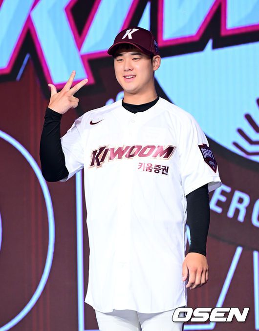 [OSEN=지형준 기자] 11일 오후서울 잠실 롯데호텔 월드에서 2025 KBO 신인 드래프트가 열렸다.2025 KBO신인 드래프트는 전면 드래프트 방식으로 진행된다. 지명은 1라운드부터 11라운드까지 이뤄지며, 2023년도 구단 순위의 역순인 키움-한화-삼성-롯데-KIA-두산-NC-SSG-KT-LG 순서로 실시된다.덕수고 정현우가 전체 1순위로 키움에 지명되며 포즈를 취하고 있다. 2024.09.11 / jpnews@osen.co.kr