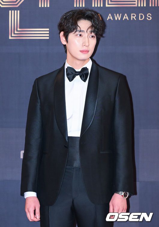 [OSEN=박준형 기자] 30일 오후 서울 상암 MBC 미디어센터 공개홀에서 '2022 MBC 연기대상'이 진행됐다.배우 윤박이 포즈를 취하고 있다. 2022.12.30 / soul1014@osen.co.kr