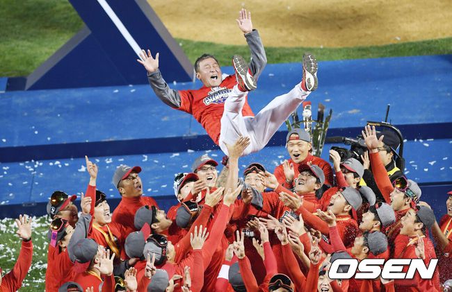 김기태 감독이 2017 한국시리즈 우승 헹가래를 받고 있다./OSEN DB