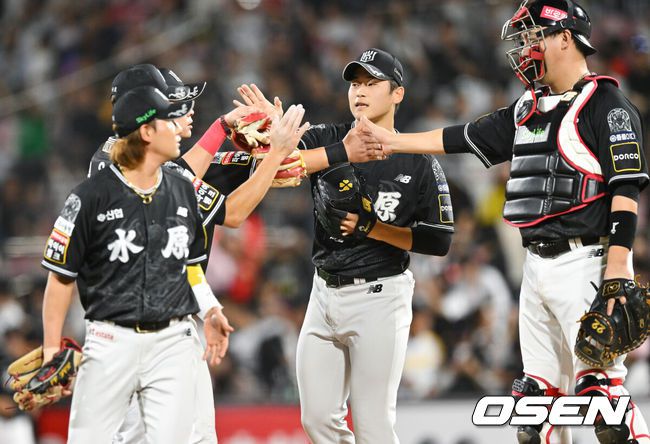 [OSEN=수원, 박준형 기자] KT가 5위 사수와 함께 롯데의 가을야구 탈락 트래직넘버를 소멸시켰다.프로야구 KT 위즈는 24일 수원KT위즈파크에서 열린 2024 신한 SOL뱅크 KBO리그 롯데 자이언츠와의 시즌 마지막 맞대결(16차전)에서 5-1로 승리했다.경기종료 후 KT 선수들이 승리의 기쁨을 나누고 있다.  2024.09.24  / soul1014@osen.co.kr