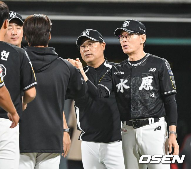 [OSEN=수원, 박준형 기자] KT가 5위 사수와 함께 롯데의 가을야구 탈락 트래직넘버를 소멸시켰다.프로야구 KT 위즈는 24일 수원KT위즈파크에서 열린 2024 신한 SOL뱅크 KBO리그 롯데 자이언츠와의 시즌 마지막 맞대결(16차전)에서 5-1로 승리했다.경기종료 후 KT 이강철 감독이 강백호와 하이파이브를 하고 있다.   2024.09.24  /