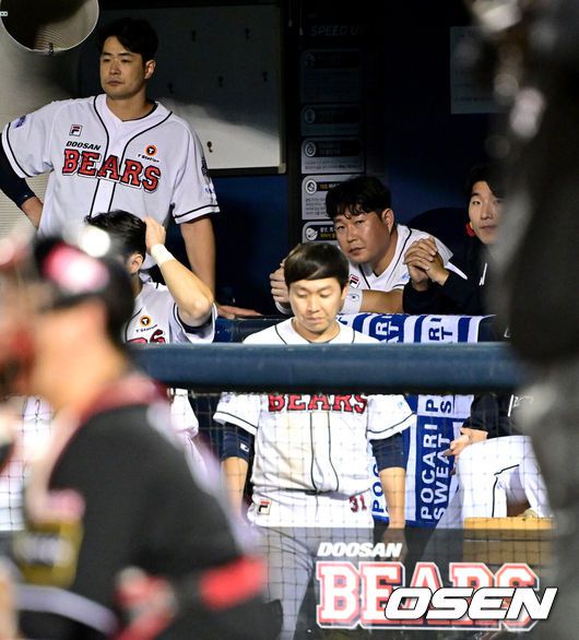 [OSEN=잠실, 최규한 기자] 프로야구 KT 위즈가 와일드카드 결정전 1차전에서 두산 베어스를 꺾었다.프로야구 KT는 2일 서울 잠실구장에서 열린2024 KBO리그 포스트시즌 와일드카드 결정전 1차전에서 두산에 4-0으로 승리했다.KT는 2016년 KIA(LG 상대), 2021년 키움(두산 상대)에 이어 역대 3번째로 와일드카드 결정전 1차전을 승리한 팀이 됐다.9회말 두산 김재환, 양의지, 곽빈, 양석환 등 선수들의 표정이 어둡다. 2024.10.02 / dreamer@osen.co.kr