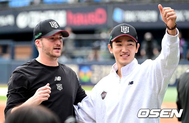 [OSEN=잠실, 최규한 기자] 프로야구KT 위즈의 가을 마법이 계속됐다. KT는 역대 최초로 와일드카드 결정전에서 업셋을 만들며 준플레이오프에 진출했다.KT는3일 서울 잠실구장에서 열린 2024 KBO리그 와일드카드 결정전 2차전에서두산에 1-0으로 승리했다. 역대 최초 '5위 결정전'을 치르며 천신만고 끝에 와일드카드 결정전에 진출한 KT는 1차전 4-0 승리에 이어 2차전까지 이기며 2015년 와일드카드 도입 이후 5위가 4위를 꺾고 준플레이오프에 진출하는 최초 기록까지 만들었다.KT는 오는 5일 LG와 준플레이오프(5전3선승제)를 치른다.경기를 마치고 KT 승리투수 벤자민과 고영표가 기뻐하고 있다. 2024.10.03 / dreamer@osen.co.kr