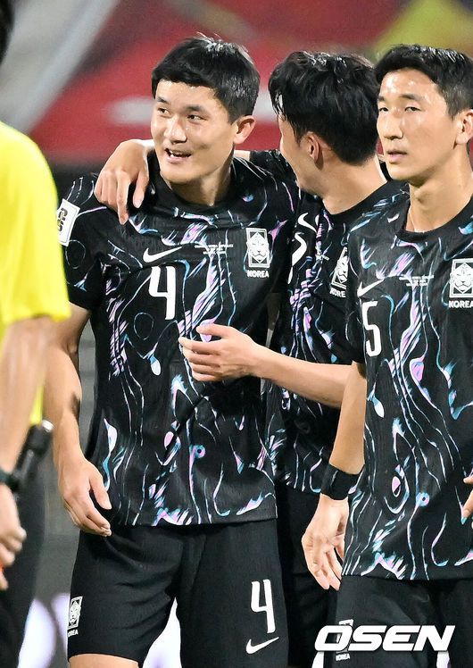 [OSEN=무스카트(오만) 민경훈 기자] 홍명보 감독이 이끄는 대한민국 축구 국가대표팀은10일 오후 11시(이하 한국시간) 오만 무스카트의 술탄 카부스 종합운동장에서 오만과2026 국제축구연맹(FIFA) 북중미 월드컵 아시아 지역 3차 예선 B조 2차전 맞대결에서 3-1 승리를 거뒀다.이로써 홍명보호는 지난 팔레스타인전 충격을 딛고 첫 승을 신고하는 데 성공했다.경기 종료 후 대한민국 김민재와 손흥민이 승리의 기쁨을 나누고 있다. 2024.09.10 / rumi@osen.co.kr