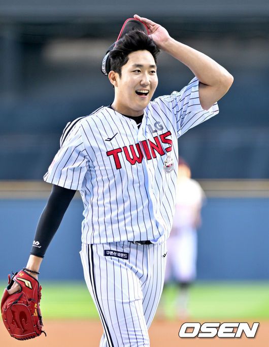 [OSEN=잠실, 조은정 기자]31일 오후 서울 잠실야구장에서2024 신한 SOL Bank KBO리그 LG 트윈스와 삼성 라이온즈의 경기가 열렸다. 이날 홈팀 LG는 손주영을, 방문팀 삼성은 이승현을 선발 투수로 내세웠다. 1회초 이닝을 마친 LG 선발 손주영이 미소 지으며 더그아웃으로 향하고 있다. 2024.07.31 /cej@osen.co.kr