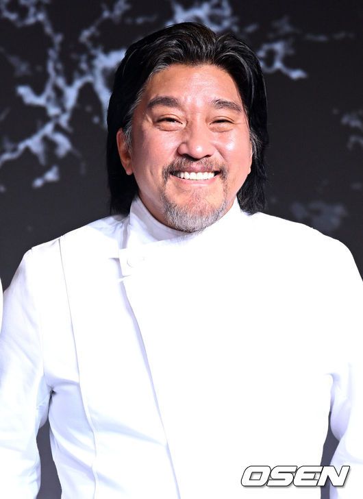 [OSEN=이대선 기자] 7일 오전 서울 호텔 나루 서울 엠갤러리에서 넷플릭스 '흑백요리사: 요리 계급 전쟁' TOP8 기자와의 ‘맛’남 행사가 열렸다.'흑백요리사'는 한국을 비롯해전 세계28개국 TOP 10에 오르며 지난달 17일 공개 이후 2주 연속 넷플릭스 글로벌 TOP 10 TV(비영어) 부문 1위를 기록했다.에드워드 리가 포토타임을 가지고 있다. 2024.10.07 /sunday@osen.co.kr