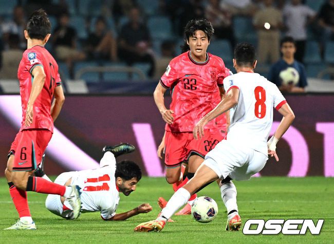 [OSEN=암만(요르단), 손용호 기자] 주장 손흥민(32, 토트넘 홋스퍼)이 없어도, 연이어 부상 악재가 닥쳐도충분히 강했다.홍명보호가 요르단 원정에서완승을 거두며 2023 카타르 아시안컵설욕에 성공했다.홍명보 감독이 지휘하는 축구대표팀은 10일 오후 11시(한국시간) 요르단 암만국제경기장에서 개최된‘2026 북중미 월드컵 아시아지역 3차 예선 3차전’에서 요르단을 2-0으로 꺾었다.후반 한국 설영우가 드리블 돌파를 하고 있다. 2024.10.10 /spjj@osen.co.kr