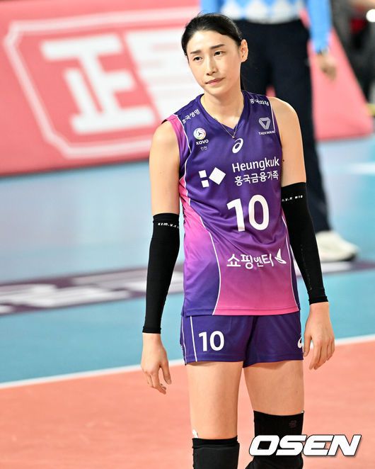 [OSEN=대전, 조은정 기자]24일 오후 대천 충무체육관에서 도드람 2023~2024 V-리그 플레이오프 2차전 정관장과 흥국생명의 경기가 열렸다.흥국생명 김연경이 실점에 아쉬워하고 있다. 2024.03.24 / cej@osen.co.kr