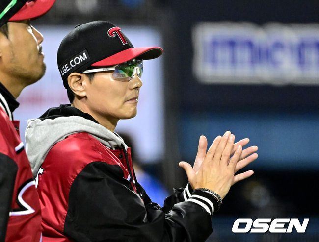 [OSEN=잠실, 최규한 기자] 프로야구 LG 트윈스가 삼성 라이온즈에 반격했다. 2연패 후 1승을 거뒀다.LG는17일 서울 잠실구장에서 열린 2024KBO리그 포스트시즌 플레이오프(5전 3선승제) 3차전에서삼성에 1-0으로 승리했다.염경엽 감독의 임찬규+에르난데스 1+1 승부수가 통했다.LG 선발 임찬규는5⅓이닝 3피안타 1볼넷 4탈삼진 무실점으로 잘 던졌다. 6회 1사 후 등판한 에르난데스가 2번째 투수로 등판해 3⅔이닝 무실점으로 승리를 지켜냈다.경기를 마치고 승리한 LG 염경엽 감독이 선수들을 맞이하며 박수를 보내고 있다. 2024.10.17 / dreamer@osen.co.kr