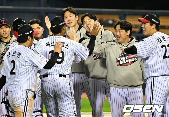 [OSEN=잠실, 지형준 기자] 프로야구 LG 트윈스가 삼성 라이온즈에 반격했다. 2연패 후 1승을 거뒀다.LG는17일 서울 잠실구장에서 열린 2024KBO리그 포스트시즌 플레이오프(5전 3선승제) 3차전에서삼성에 1-0으로 승리했다.2연패로 탈락 위기에 몰렸던 LG는 3차전을 승리하며 반격했다.염경엽 감독의 임찬규+에르난데스 1+1 승부수가 통했다.LG 선발 임찬규는5⅓이닝 3피안타 1볼넷 4탈삼진 무실점으로 잘 던졌다. 6회 1사 후 등판한 에르난데스가 2번째 투수로 등판해 3⅔이닝 무실점으로 승리를 지켜냈다.경기를 마치고 LG 임찬규를 비롯한 선수들이 에르난데스와 승리를 기뻐하고 있다. 2024.10.17 / jpnews@osen.co.kr